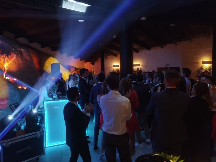 Piste de danse de disco-mobile lors d'un fabuleux mariage - Entreprise Precious Day - basée dans le Tarn